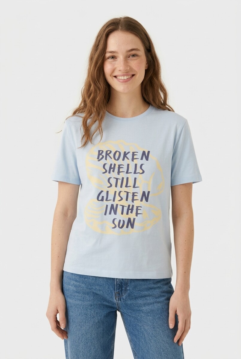 Remera m/c estampada Shells Glisten - Celeste 