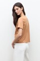 Remera frente bordado y calado camel