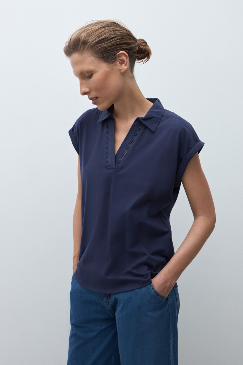 Remera cuello polo azul marino