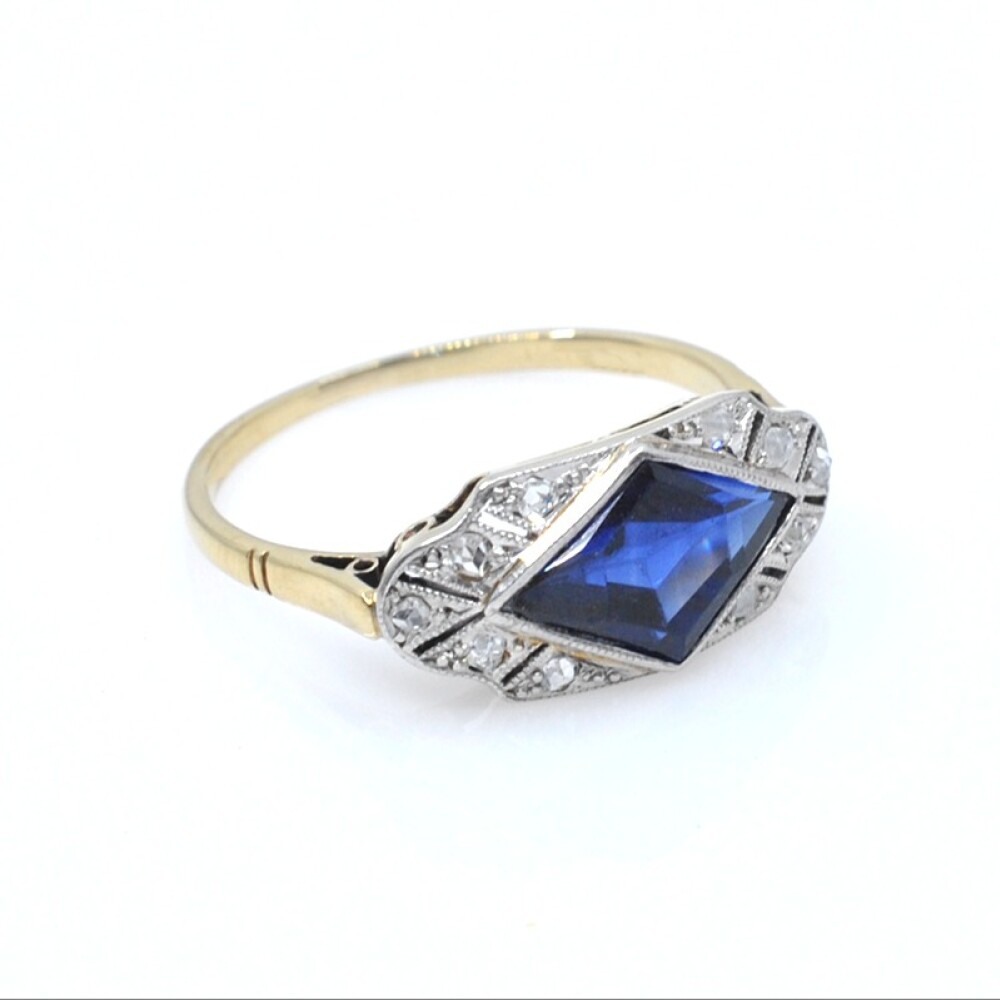 Anillo en oro 18k con piedra de color azul y diamantes Anillo en oro 18k con piedra de color azul y diamantes