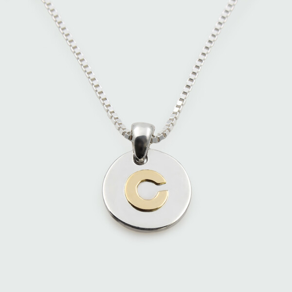 Colgante medalla chica de plata 925 con letra de oro 18k (incluye cadena) Colgante medalla chica de plata 925 con letra de oro 18k (incluye cadena)