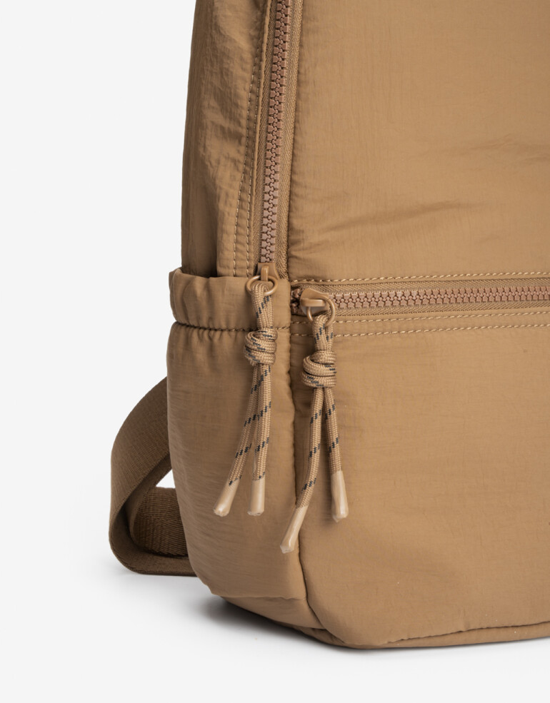 Mochilas Urbanas Nylon Mochila Con Bolsillo Delantero Y Laterales. - Marron Beige