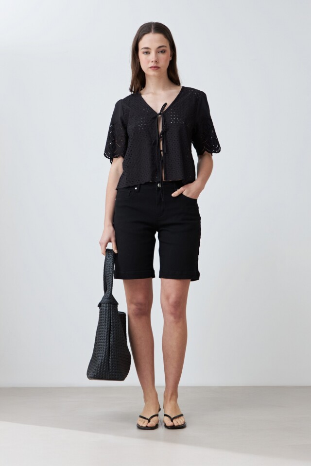 Blusa de broderie con lazos negro