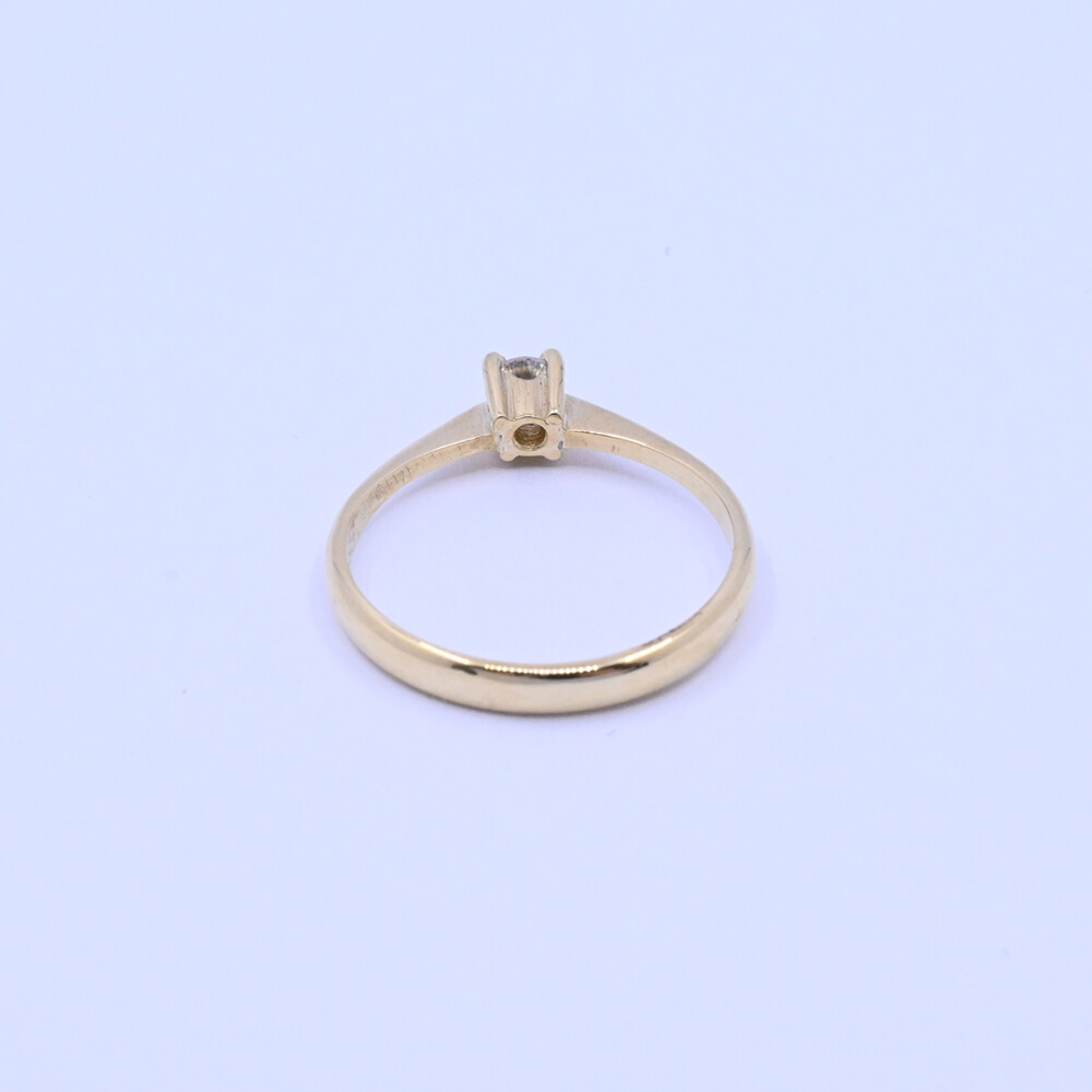 Anillo oro 18k amarillo con brillante engarce 4 puntas. Anillo oro 18k amarillo con brillante engarce 4 puntas.