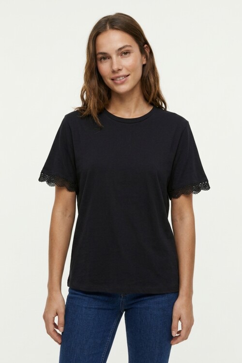 Remera m/c con puntilla en manga NEGRO