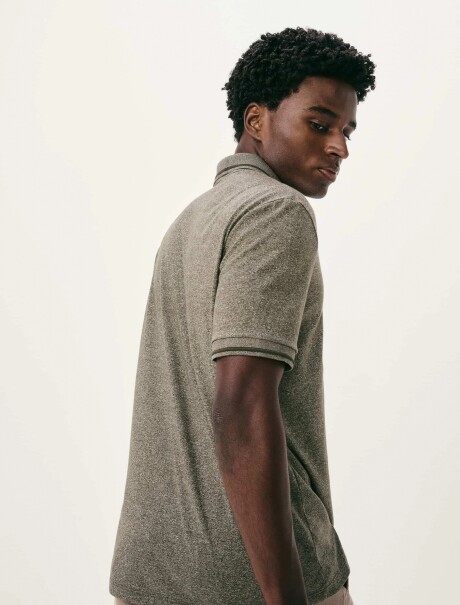 POLO MASCULINA BÁSICA EN TELA TEXTURIZADA GRIS
