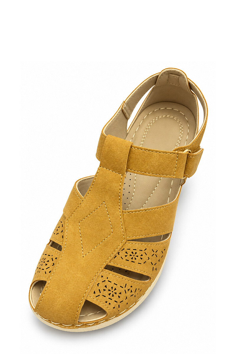 Sandalia cerrada con velcro Aurora AU226 Camel