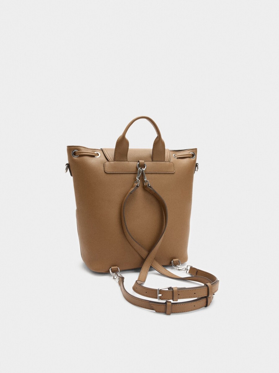 Mochila Con Textura Y Solapa camel