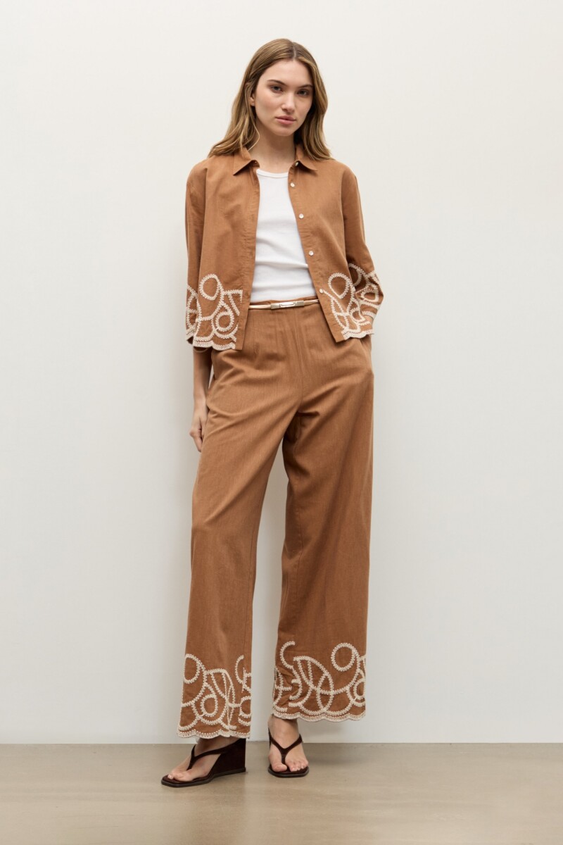Pantalon recto bordado en contraste camel