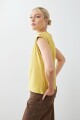 Remera con botones en hombros pistacho