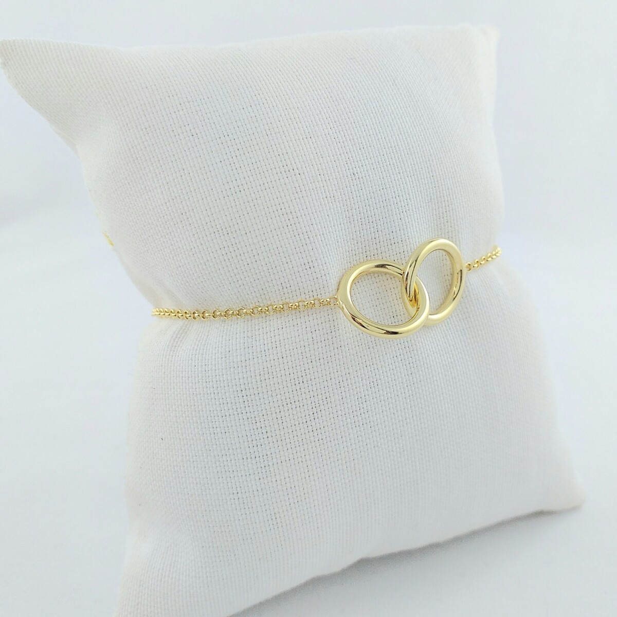 Pulsera de plata 925 con Baño en oro amarillo y detalle central. 