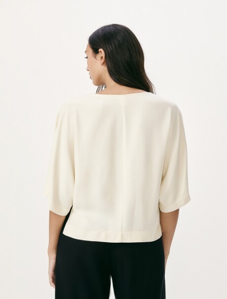 BLUSA CON ESCOTE EN V Y MANGAS 3/4 BEIGE