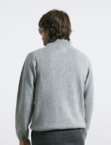 470421 REMERA HARRY Gris