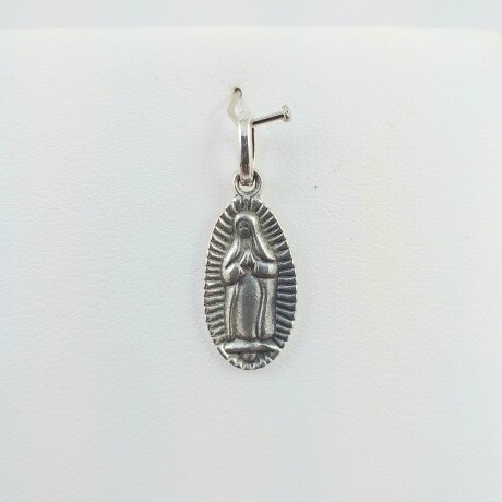 Medalla religiosa de plata 925 Virgen de Guadalupe medidas alto 22mm, ancho10mm. Medalla religiosa de plata 925 Virgen de Guadalupe medidas alto 22mm, ancho10mm.