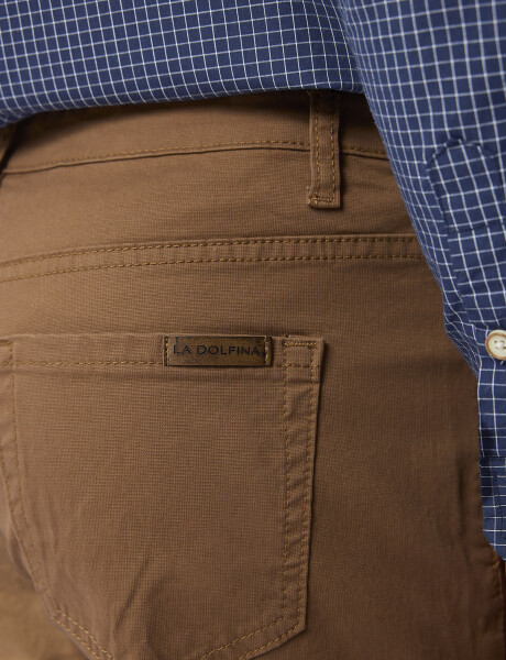 Pantalón color tostado