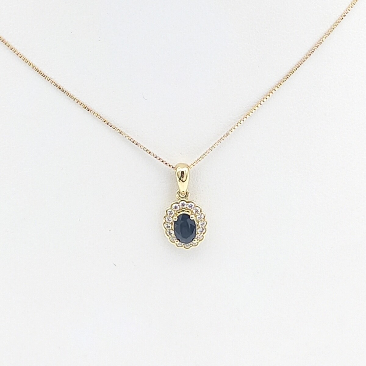 Conjunto de cadena y colgante de oro 10 ktes con circonia y záfiro. 
