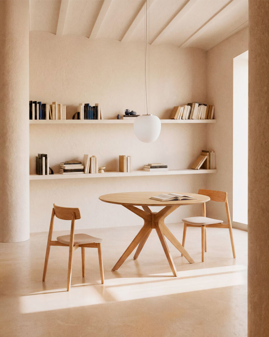 Silla Evera de chapa de roble con acabado en tono natural y chenilla beige Silla Evera de chapa de roble con acabado en tono natural y chenilla beige