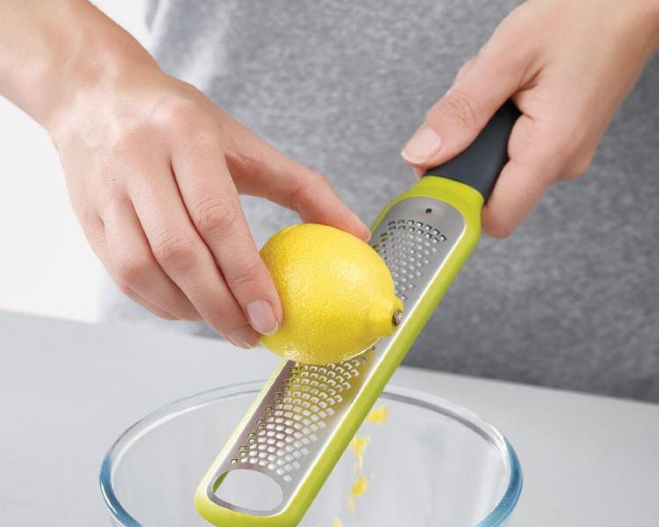 Rallador mini, ergonómico con limpiador integrado Rallador mini, ergonómico con limpiador integrado