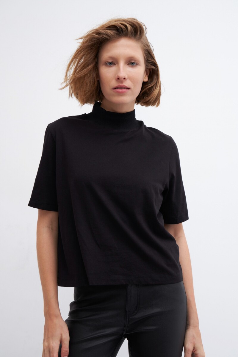 Remera con cuello media polera negro