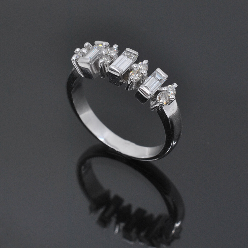 Anillo en platino con brillantes baguette y redondos Anillo en platino con brillantes baguette y redondos
