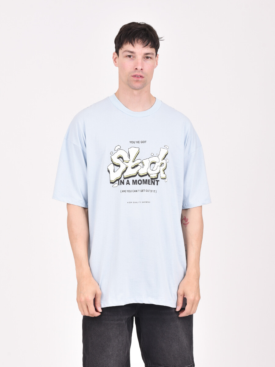 REMERA STUCK - CELESTE 