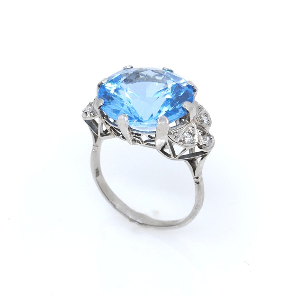 Anillo en oro 18k blanco , piedra de color y brillantes Anillo en oro 18k blanco , piedra de color y brillantes