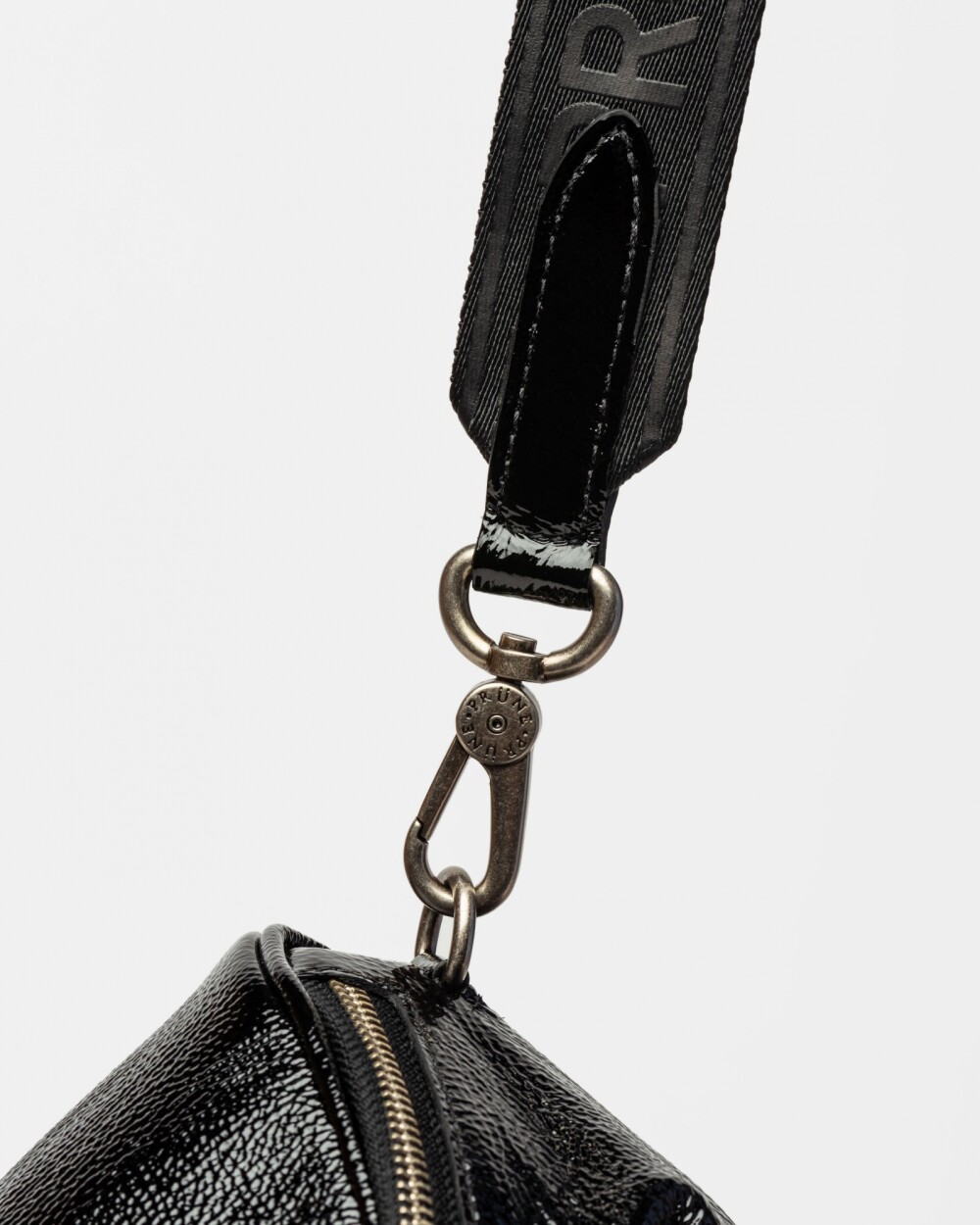 Bandolera Soft en cuero charol arrugado Negro