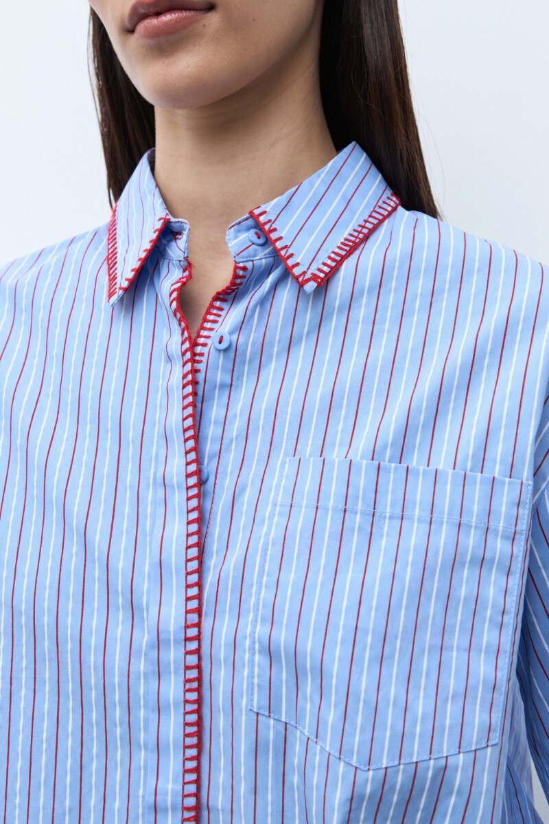 Camisa rayada con bordado en contraste celeste