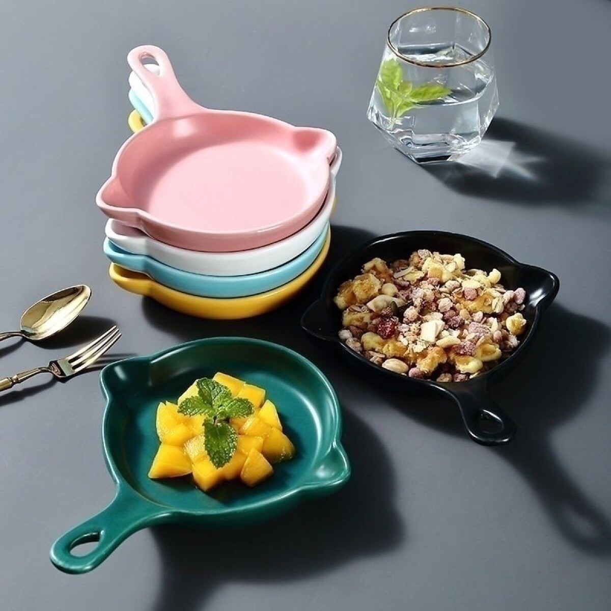 PLATO CON MANGO CERAMICA AZUL MATE. 20x16x3CM 