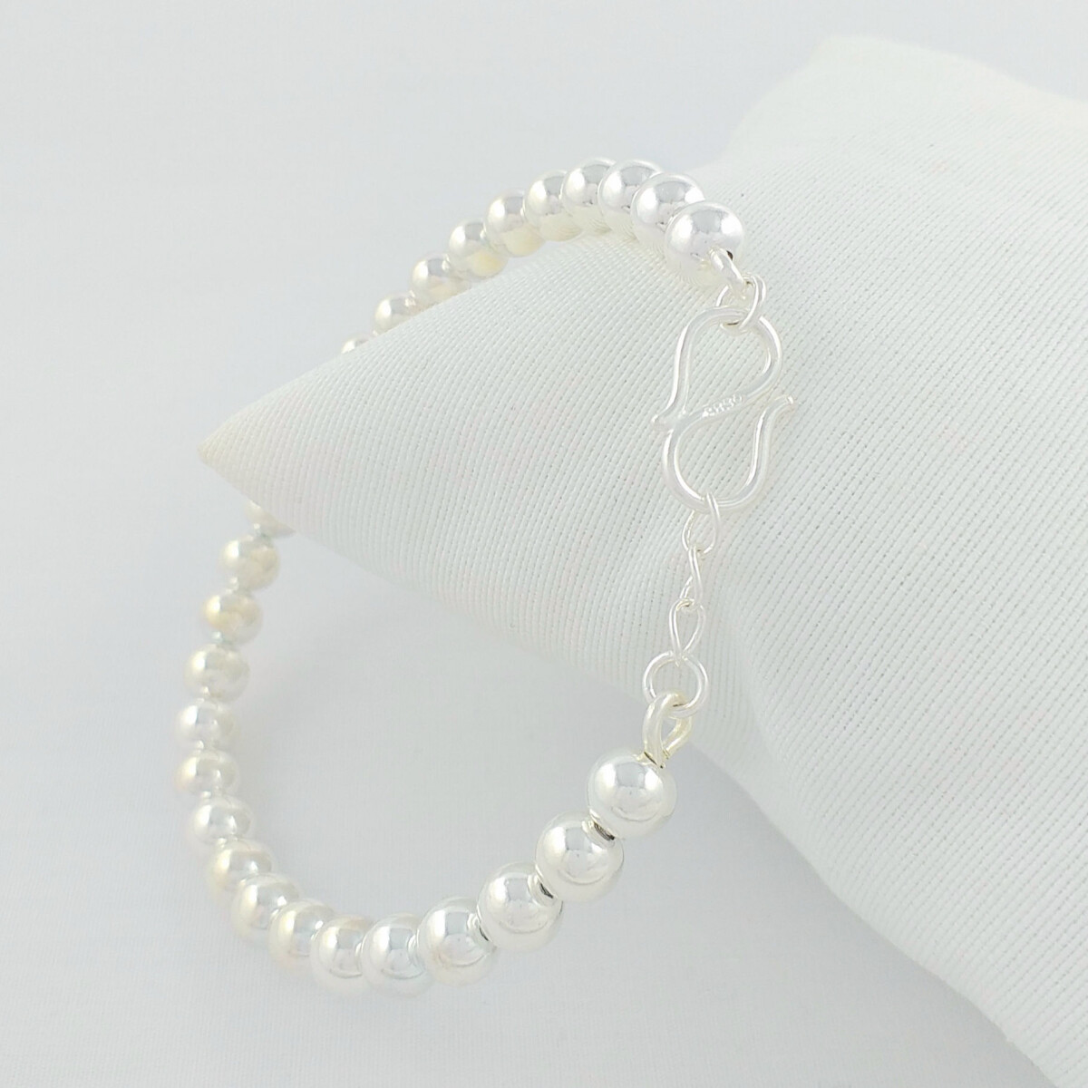 Pulsera de plata 925 con cuentas 6mm, diámetro interno 5,5cm, cierre en S. 