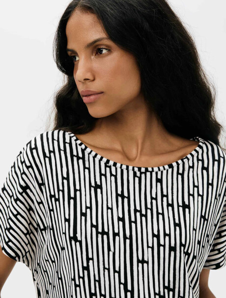BLUSA ESTAMPADA DE MANGA CORTA NEGRO