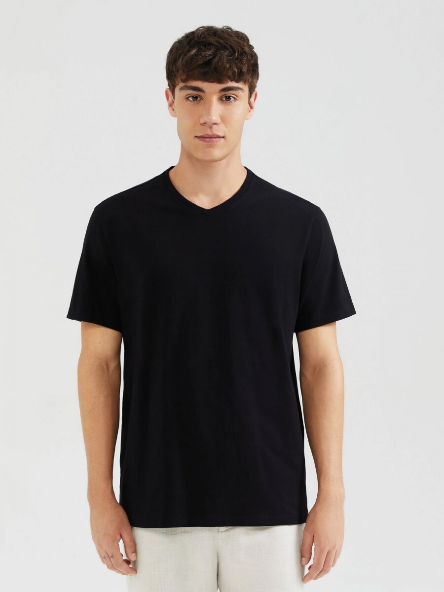 CAMISETA BÁSICA WORLD CON BORDADO - NEGRO 