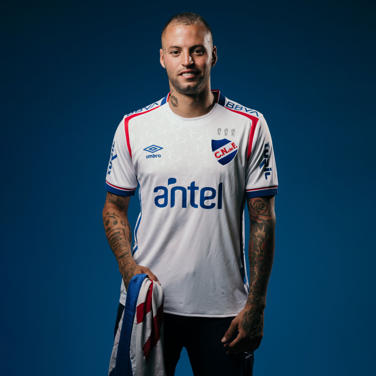 Camiseta de Hombre Umbro Nacional Home Oficial 2025 - Blanco - Azul Real - Rojo 