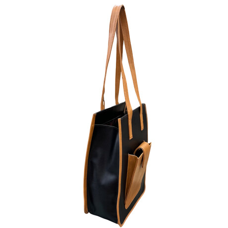 Matera en simil con bolsillo frontal Negro con whisky