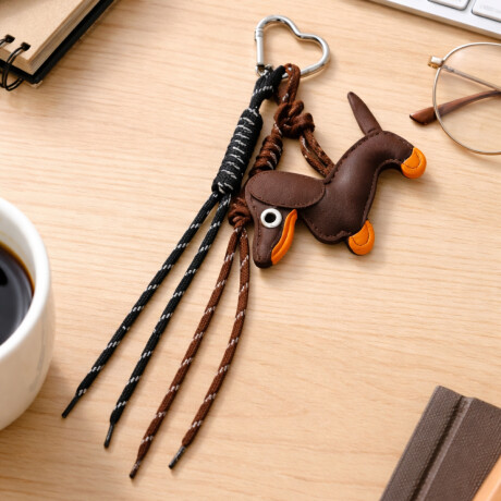 Llavero con accesorios Perrito Salchicha Marron