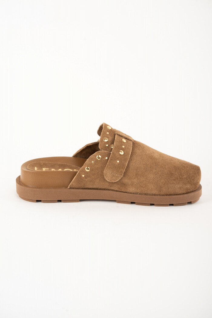 Zueco Gamuza Con Tachas Camel