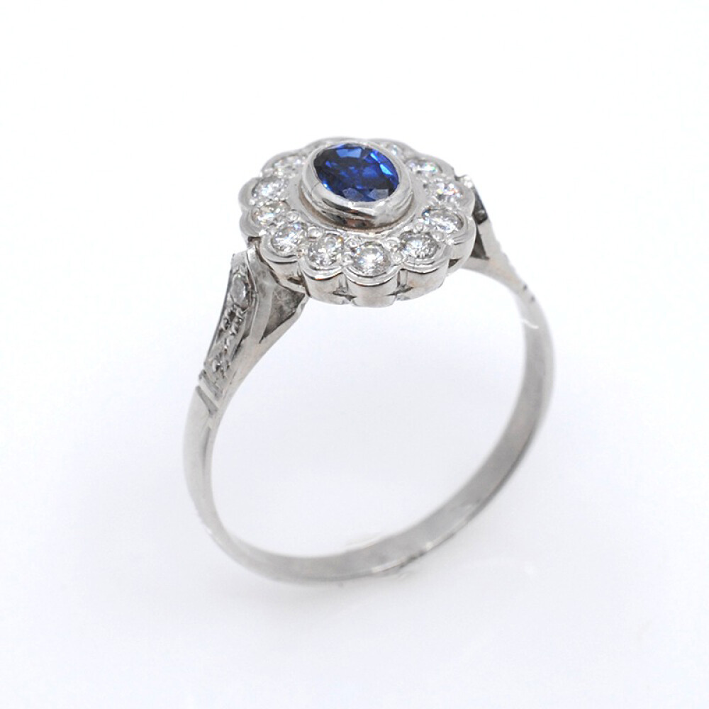 Anillo en platino, zafiro y brillantes. Anillo en platino, zafiro y brillantes.
