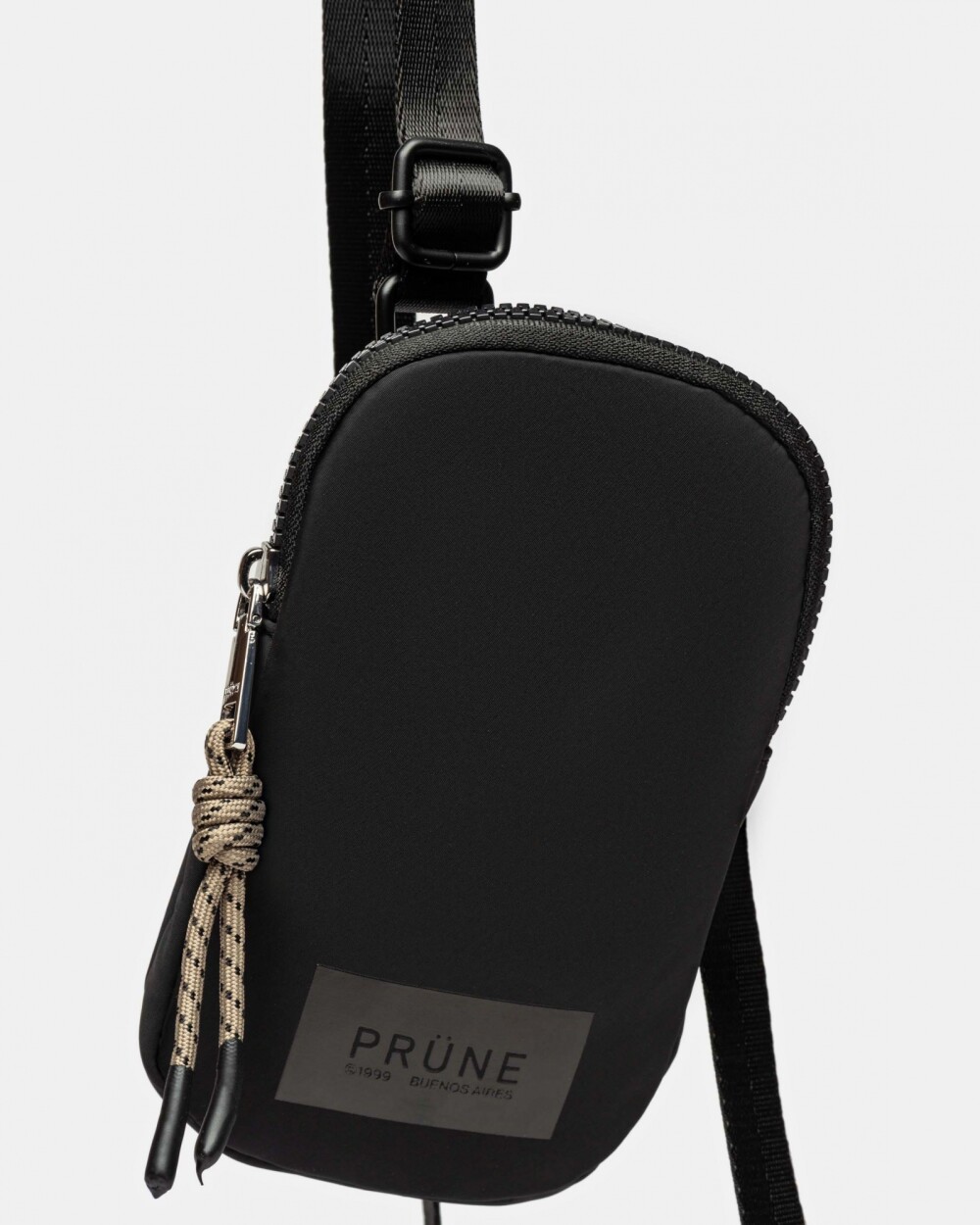 Porta celular Azami en nylon Negro