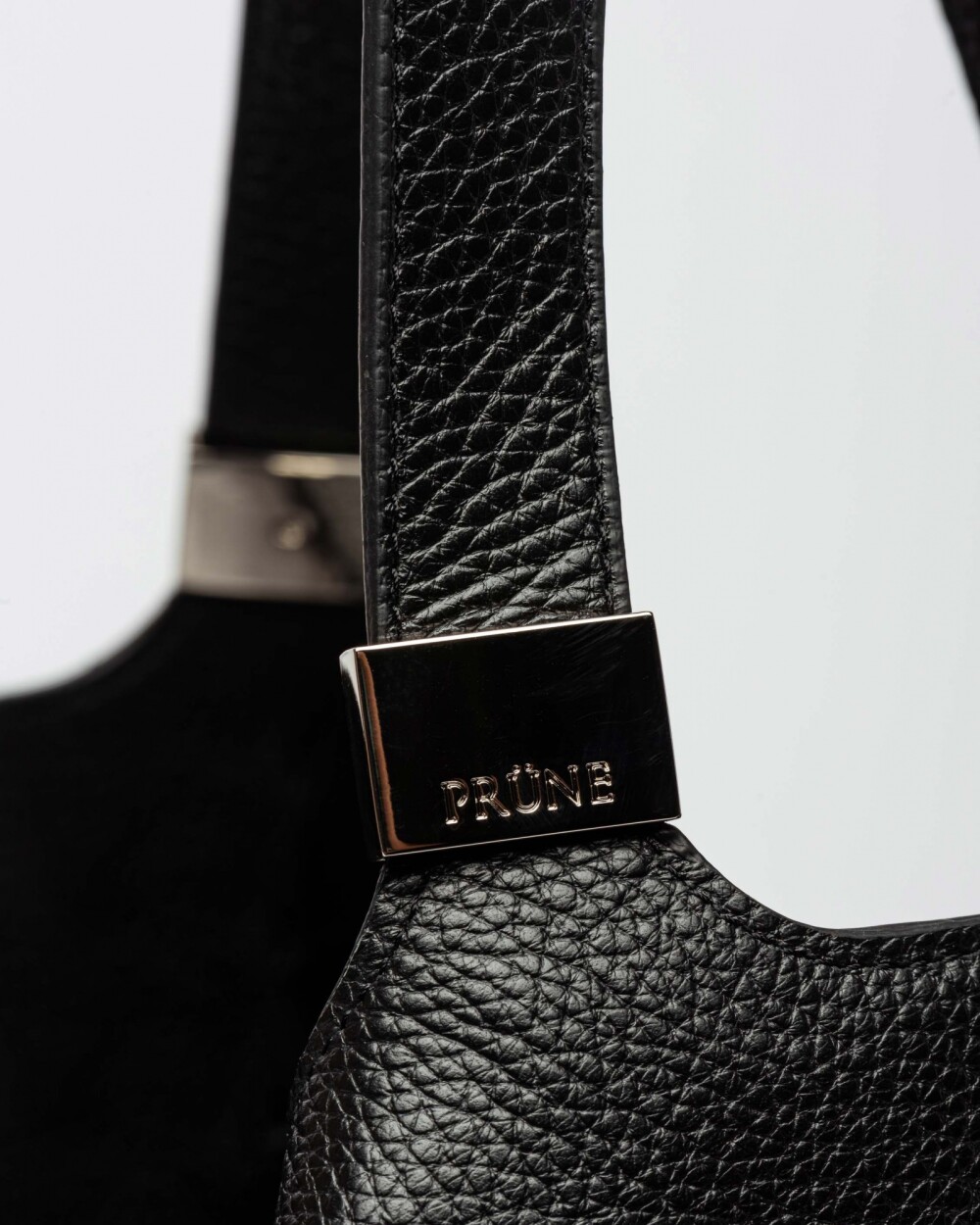 Bolso Eterial En Cuero Graneado Negro