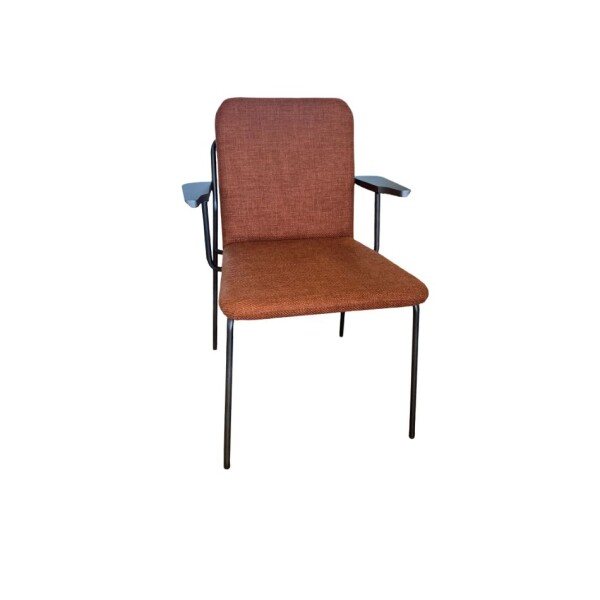 Silla con apoyabrazos - Tapizada en tela terracota, patas metal con detalle de circulo de madera. Silla con apoyabrazos - Tapizada en tela terracota, patas metal con detalle de circulo de madera.