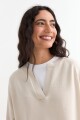 Sweater con cuello abierto y tajos laterales CRUDO