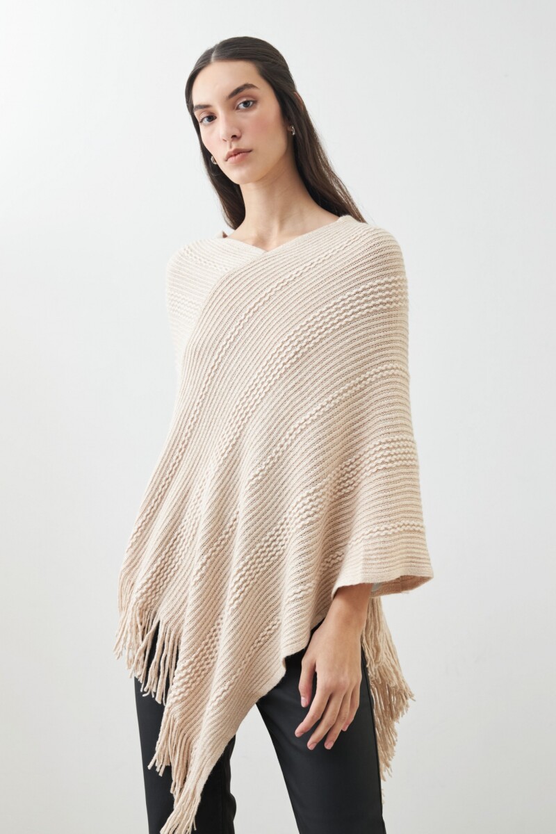 Capa tejida con estructuras y flecos beige