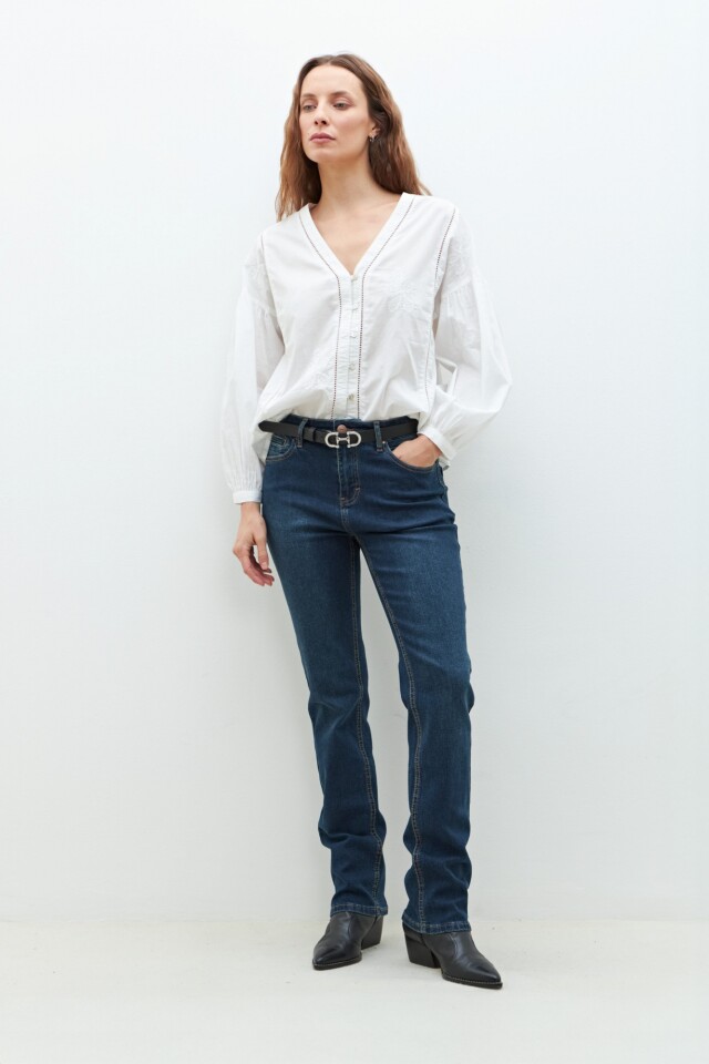 Blusa romántica con bordados blanco