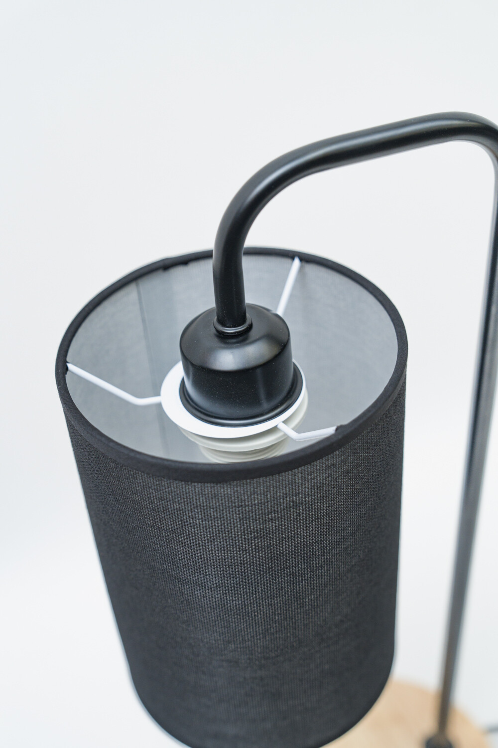 Lampara De Mesa Avenor Negro