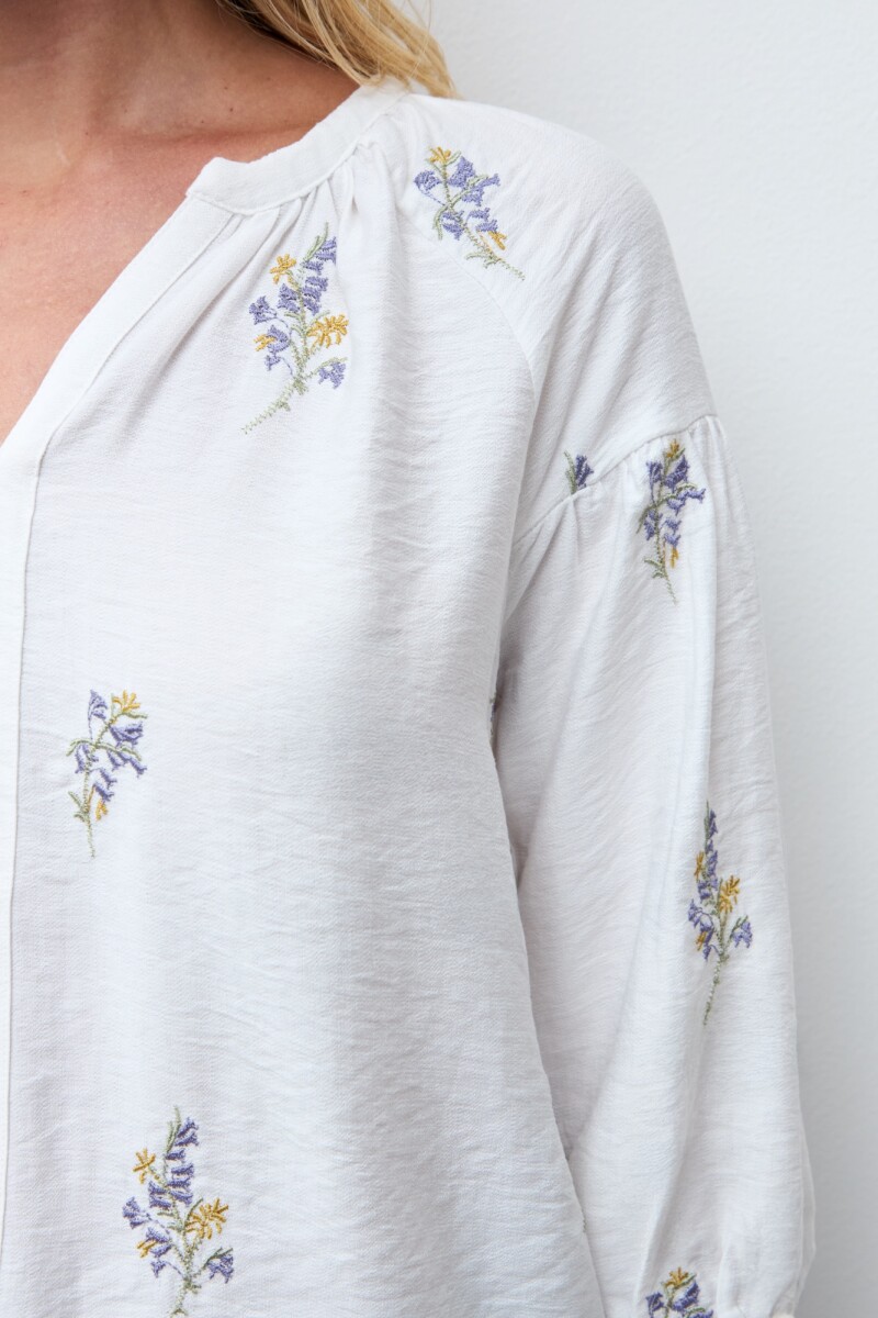 Blusa flores bordadas crudo