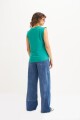 Musculosa con botón metálico verde
