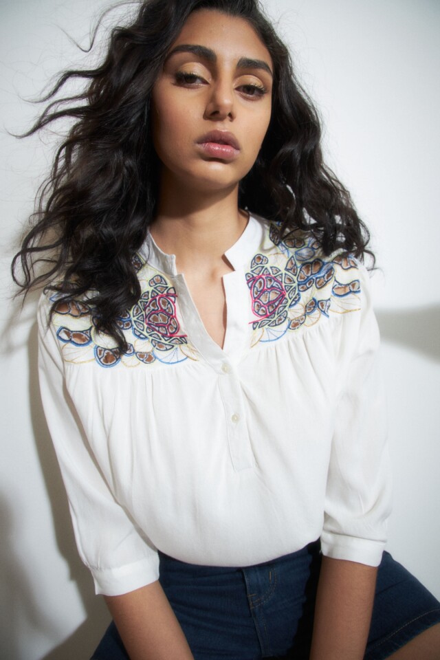Blusa con bordado multicolor crudo