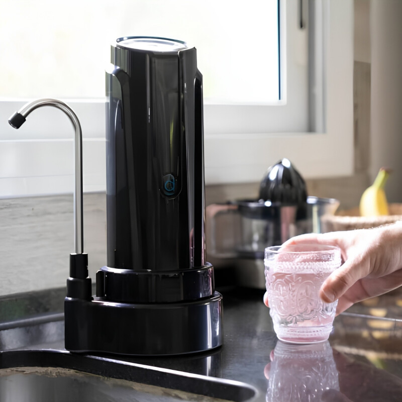 Purificador de agua Dvigi Aqua sobre mesada Negro