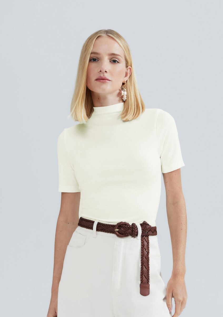 CAMISETA BÁSICA DE CUELLO ALTO - CREMA 
