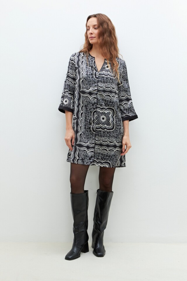 Vestido con estampa arabescos negro
